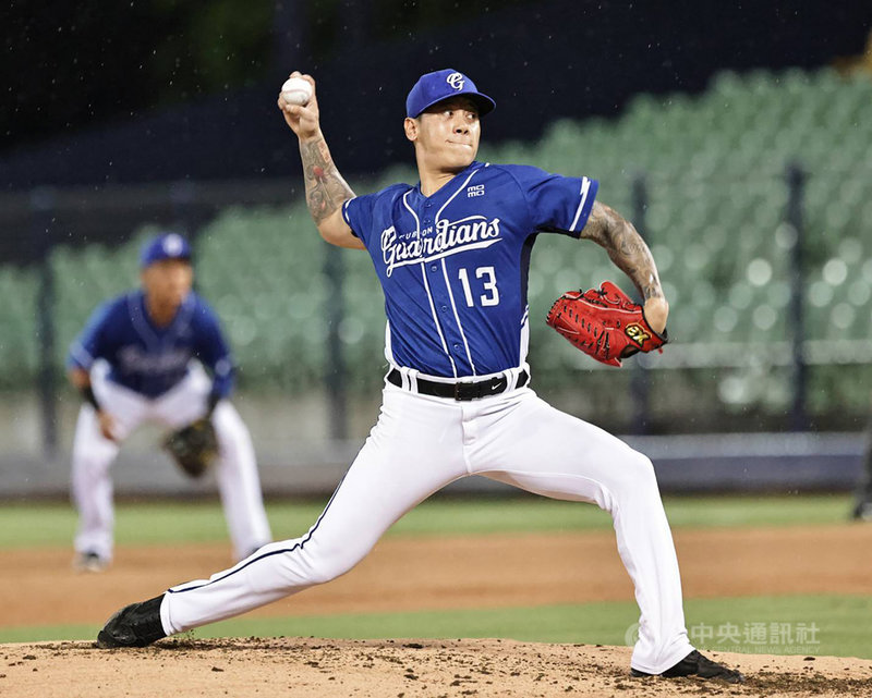 中華職棒富邦悍將投手陳鴻文轉任先發,3日第2度先發登板繳出7局好投。他4日受訪表示,因春訓與平時訓練量夠,有足以投長局數的續航力。(富邦悍將提供)中央社記者楊啟芳傳真 110年9月4日
