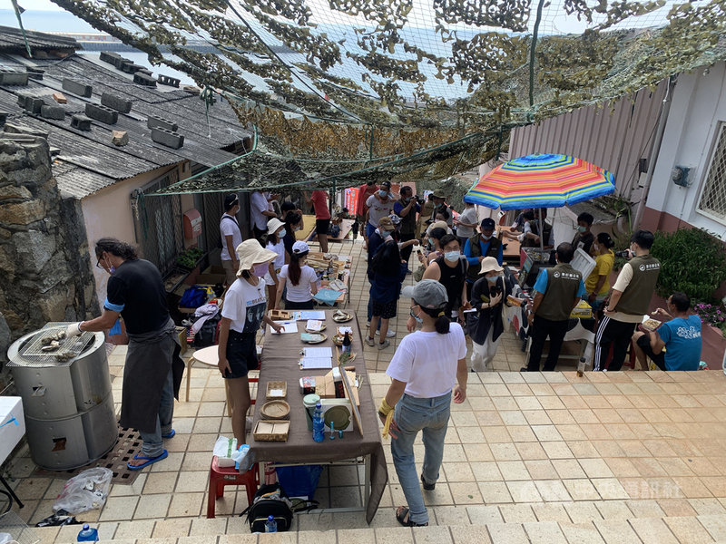 東引在地青年返鄉貢獻所能,舉辦東引星空週系列活動,為東引帶來能量。東引鄉公所表示,青年注入為地方發展契機,30年前繁榮過的中路老街,因市集活動重新擁有生機。中央社記者邱筠攝 110年9月5日