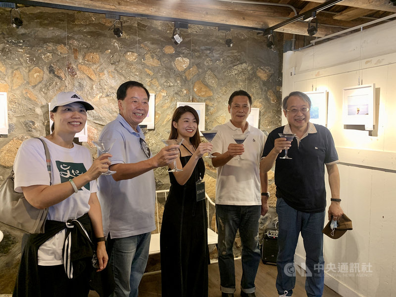 由東引在地青年組成的鹹味島合作社,透過舉辦活動讓島嶼動起來,活動策展人蔡沛原(中)表示,希望結合暗空理念與美學教育,在東引舉辦展演活動,東引星空週系列活動包含小島市集、劇場表演等。 中央社記者邱筠攝 110年9月5日