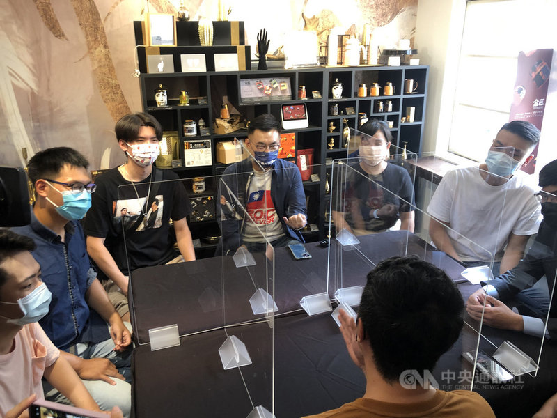 國民黨主席江啟臣(後中)5日到台中市審計新村出席青年黨員「辣」開講活動,與青年分享對時事、生活、工作的看法。中央社記者趙麗妍攝 110年9月5日
