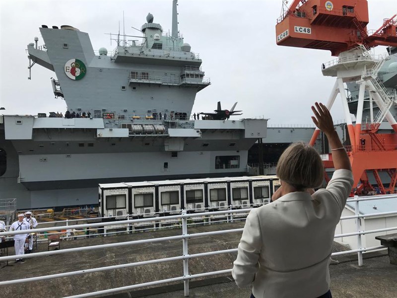 英國皇家海軍最新銳的「伊麗莎白女王號」航空母艦，4日下午抵達日本神奈川縣的美國海軍橫須賀基地、首度泊靠日本。（圖取自twitter.com/JuliaLongbottom）