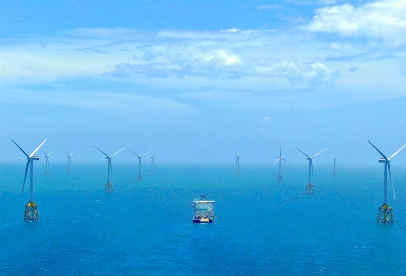 經濟部4日表示,台電離岸一期風力發電工程21部風機已開始試運轉,測試完成即可正式加入供電行列,預計將挹注近9萬家戶1年用電。(圖取自facebook.com/moea.gov.tw)