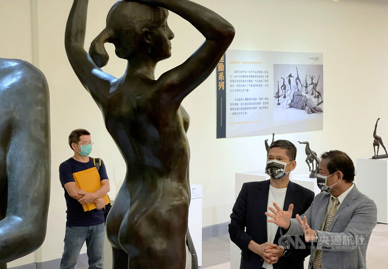 「塑x溯─蒲添生110雕塑紀念展」5日在台北國立國父紀念館中山國家畫廊登場,展覽呈現雕塑大師蒲添生一生經典作品,文化部長李永得(右2)到場參觀展出作品。中央社記者王飛華攝 110年9月5日