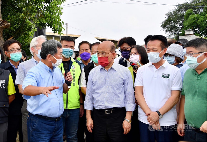 行政院長蘇貞昌(前排右3)5日在嘉義縣長翁章梁(前排右2)、民進黨立委陳明文(前排左1)、蔡易餘(前排右1)等人陪同下,視察「嘉義科學園區」。(行政院提供)中央社記者陳俊華傳真 110年9月5日