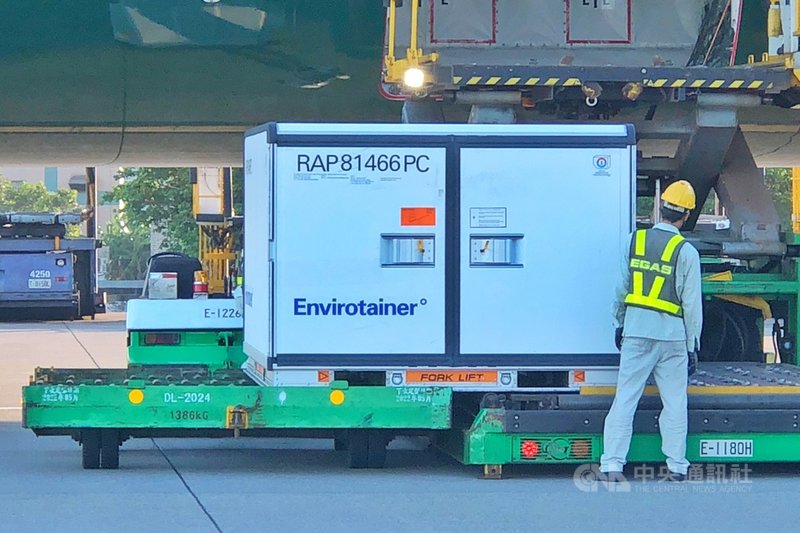波蘭政府捐贈給台灣的40萬劑AZ疫苗在完成消毒作業後,經拖車送往貨物碼頭裝入冷鏈貨車,送往指定冷儲物流中心存放。中央社記者吳睿騏桃園機場攝 110年9月5日