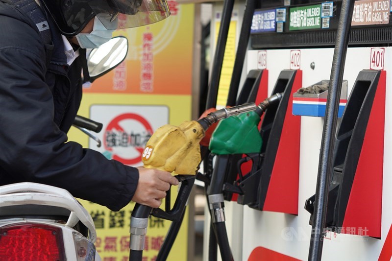 台灣中油宣布,6日凌晨零時起,汽油價格調漲新台幣0.2元、柴油價格調降0.1元。(中央社檔案照片)