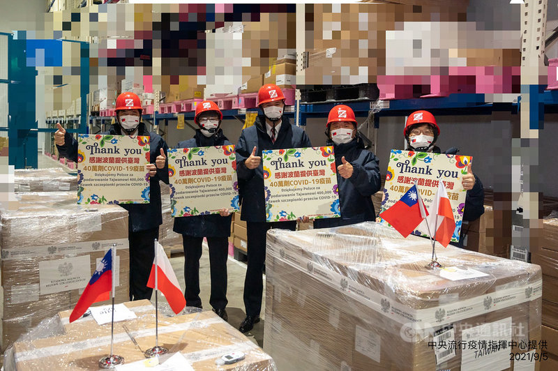 波蘭政府捐贈台灣40萬劑AZ疫苗5日抵台,外交部歐洲司司長陳立國(左起)、外交部次長曾厚仁、波蘭台北辦事處代理處長李波、衛福部長陳時中與疾管署長周志浩戴上印有波蘭與中華民國國旗的口罩合影。(中央流行疫情指揮中心提供)中央社記者江慧珺傳真 110年9月5日