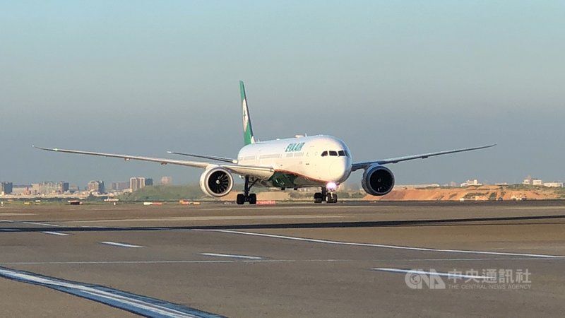 波蘭政府捐贈40萬劑AZ疫苗,5日清晨由長榮航空BR66班機載運,自維也納送抵桃園國際機場。中央社記者吳睿騏桃園機場攝 110年9月5日