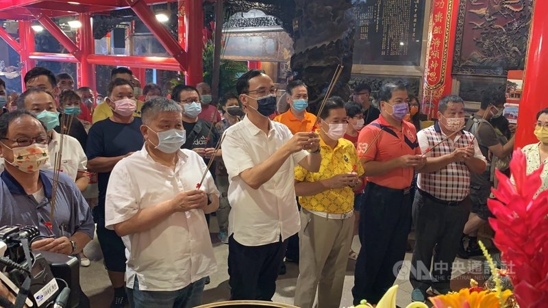 登記參選黨主席的前國民黨主席朱立倫(中)5日在鎮瀾宮董事長顏清標(左)、副董事長鄭銘坤(右)的陪同下,前往大甲鎮瀾宮參拜。(朱立倫辦公室提供)中央社記者王承中傳真 110年9月5日