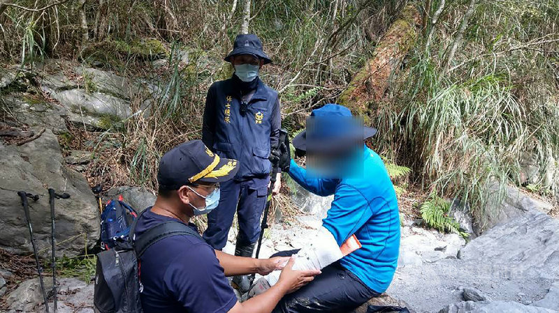 5名山友組成登山隊伍攀登中橫屏風山,其中1人不慎摔落約3公尺深的邊坡,救難人員接觸受傷登山客發現左手臂已變形腫脹,所幸意識清楚且生命徵象穩定,立即協助包紮及固定,護送患者往登山口下撤送醫。(花蓮縣消防局提供)中央社記者李先鳳傳真 110年9月5日
