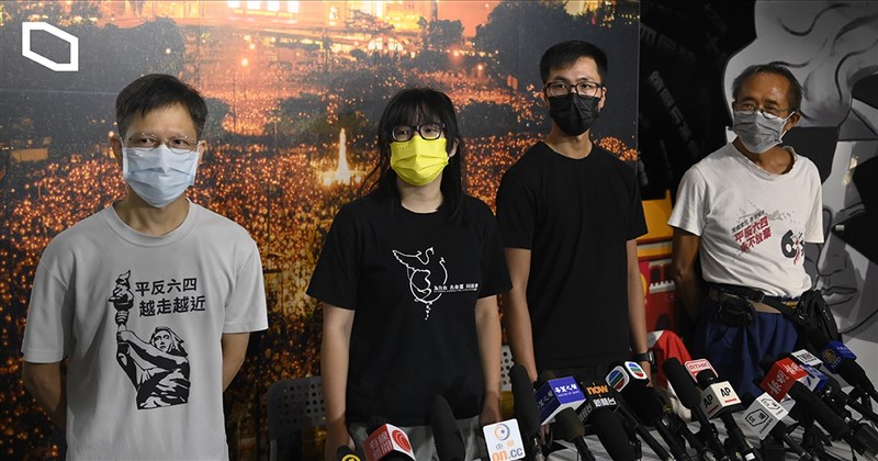 香港支聯會副主席鄒幸彤(左2)及常委梁錦威(左3)等核心成員8日被逮捕,理由是該會拒絕向警方提交與外國政治性組織往來的資料。(圖取自立場新聞)