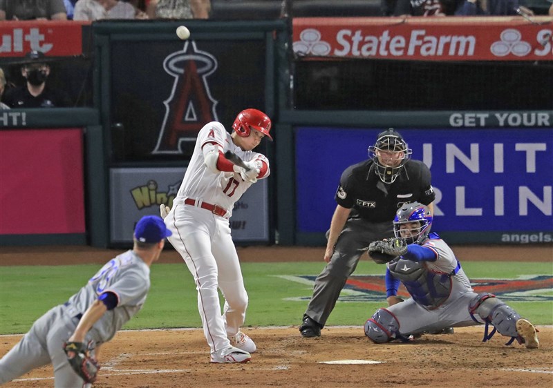 MLB天使日籍「二刀流」好手大谷翔平4日轟出一支大號3分砲。(共同社)