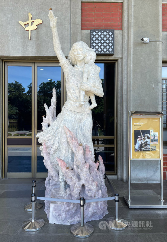 「塑x溯─蒲添生110雕塑紀念展」5日在台北國立國父紀念館中山國家畫廊登場,呈現台灣前輩雕塑家蒲添生一生經典作品。圖為蒲添生生前抱病完成的「林靖娟老師紀念像」。中央社記者王飛華攝 110年9月5日