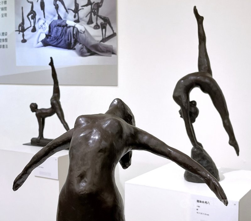 「塑x溯─蒲添生110雕塑紀念展」5日在台北國立國父紀念館中山國家畫廊登場,展出台灣前輩雕塑家蒲添生一生經典作品。圖為蒲添生晚期代表作品「運動系列」。中央社記者王飛華攝 110年9月5日