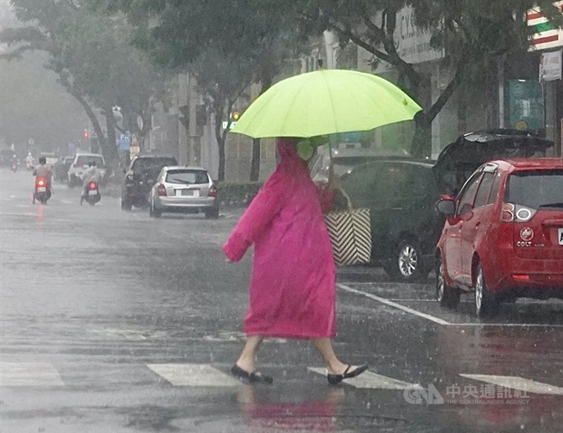 中央氣象局表示,5日南方水氣通過,花東地區及恆春半島降雨機率增加,有時候會有較大雨勢發生。(中央社檔案照片)