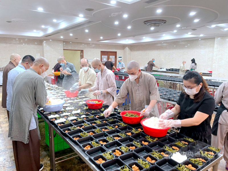 越南永嚴寺在疫情期間每天都會準備3萬個便當給醫護人員以及生活、生計受COVID-19疫情影響的民眾取用。(越總名譽總會長許玉林提供)中央社記者陳家倫河內傳真 110年9月6日