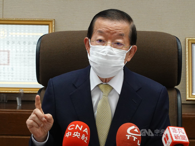 駐日代表謝長廷6日在東京對台媒言及遭人影射他養子謝維洲(已終止領養關係,現名張維洲)曾耍特權一事時,對爆料人「條子鴿」呼籲:「共產黨的錢不要拿。」中央社記者楊明珠東京攝 110年9月6日