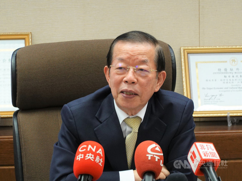 自稱退休警員、化名「條子鴿」在臉書影射謝長廷擔任閣揆時兒子(現名張維洲)闖紅燈耍特權,害他遭長官記2支申誡。駐日代表謝長廷6日對駐日的台媒表示,一看就知這是假新聞。中央社記者楊明珠東京攝 110年9月6日