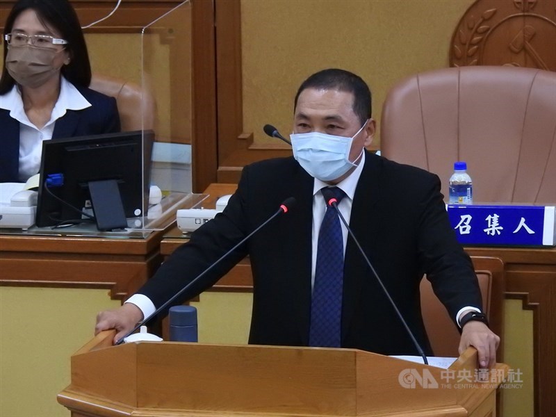 新北市長侯友宜(右)6日赴新北市議會進行COVID-19(2019冠狀病毒疾病)專案報告及備詢。中央社記者王鴻國攝 110年9月6日