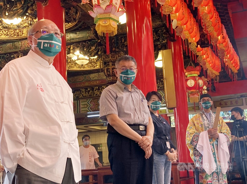 台北市長柯文哲(左2)6日上午與台北市副市長黃珊珊(左3)一同前往松山慈祐宮參拜,被問及相關選舉布局,柯文哲表示,下午記者會再說。中央社記者陳昱婷攝 110年9月6日