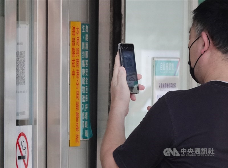 近日不少人在衛福部簡訊實聯制查詢平台https://sms.1922.gov.tw/輸入手機號碼看資料是否被疫調使用,指揮中心6日說明,有調閱記錄不一定代表足跡重疊確診者。(中央社檔案照片)