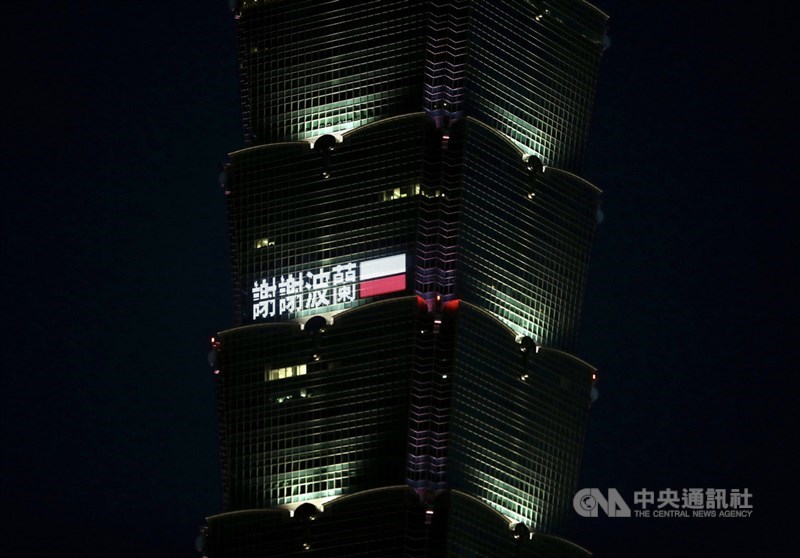 波蘭政府捐贈給台灣的40萬劑AZ疫苗5日運抵桃園國際機場,台北101晚間在大樓外牆點燈,以「謝謝波蘭」等文字表達謝忱。中央社記者張皓安攝 110年9月5日