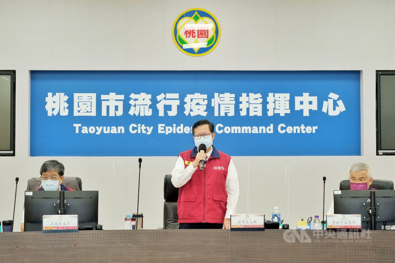 長榮航空機師接連出現突破性感染,桃園市長鄭文燦(中)6日上午在防疫專案會議中表示,7日將對集中檢疫所內隔離者進行第2次PCR採檢,若結果都是陰性,其餘師生除非有症狀,否則暫時可以不用做第2次快篩。中央社記者吳睿騏桃園攝 110年9月6日