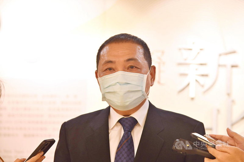 新北市有幼教老師打了第1劑疫苗仍染疫,致幼兒園停課及全員居家隔離。新北市長侯友宜(圖)6日受訪時表示,個案仍未和長榮機師染疫有關連,現正疫調釐清中;希望快速給老師們打第2劑疫苗。(新北市政府提供)中央社記者王鴻國傳真 110年9月6日