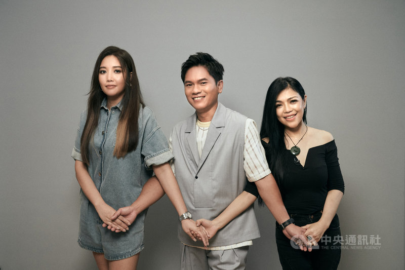 台灣阿美族音樂人A-Lin（左起）、舒米恩、阿洛參與南島實境音樂節目「你的島嶼我的家」，透過「視訊交友」用音樂與毛利音樂人交流。（阿洛無限提供）中央社記者葉冠吟傳真 110年9月6日