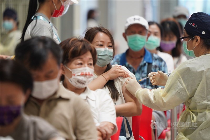 疫情衍生全球疫苗取得不均鴻溝。最新分析研究顯示,西方富國到今年底前有高達12億劑額外疫苗可轉手他國。圖為北市花博大型疫苗接種站內教職人員接種第2劑AZ疫苗。(中央社檔案照片)