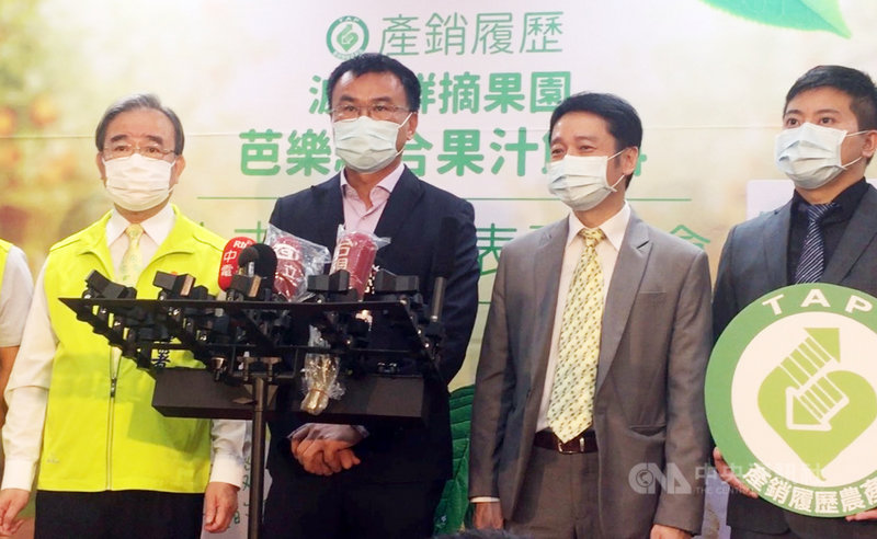 農委會主委陳吉仲(左2)6日出席活動時受訪表示,臉書等網路上充斥一頁式廣告,誘導民眾買海外疫區豬肉製品,為了防堵非洲豬瘟,跨部會將合作要求業者下架,以免病毒透過產品進入國內,增添爆發疫情的風險。中央社記者楊淑閔攝 110年9月6日