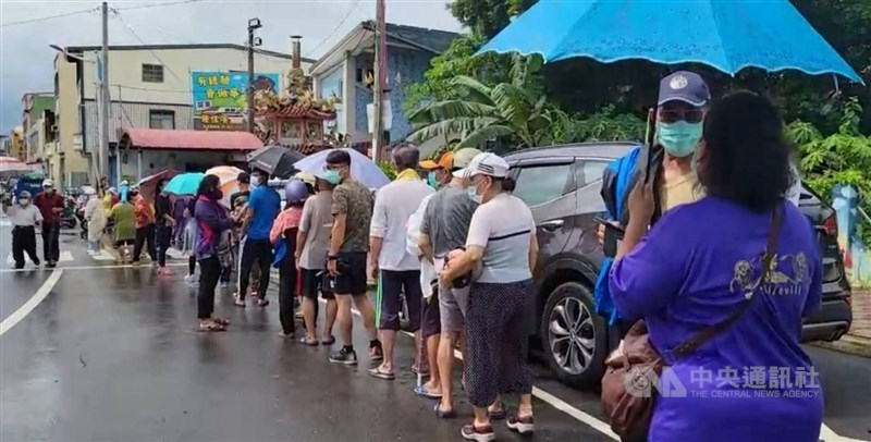 屏東縣枋寮鄉6月有1名確診個案、73歲果農在枋寮醫院就診時,與枋山鄉Delta群聚感染者足跡重疊,再加上枋寮鄉與枋山鄉相鄰,民眾前往篩檢站排隊等候篩檢。(中央社檔案照片)