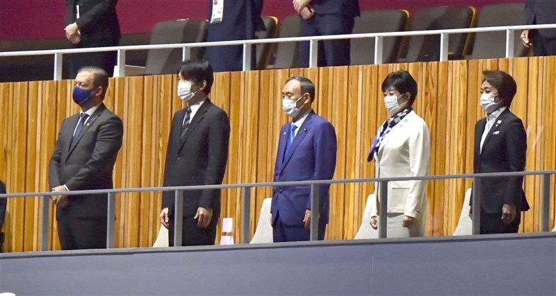 日本首相菅義偉(左3)5日出席帕運閉幕式。(共同社)