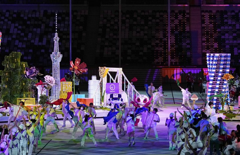 13天的帕運在國立競技場宛如馬戲團表演般,色彩繽紛的閉幕式中宣告落幕。(共同社)