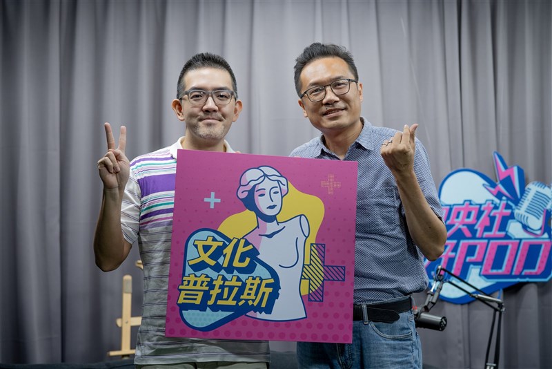 樂評人焦元溥(左)在「文化普拉斯」大談古典音樂。右為節目主持人邱祖胤。中央社記者張皓安攝