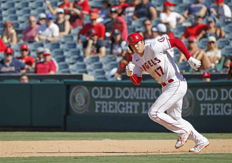 MLB洛杉磯天使隊日籍球星大谷翔平(前)5日跑出本季第23次盜壘,再寫紀錄。(共同社)