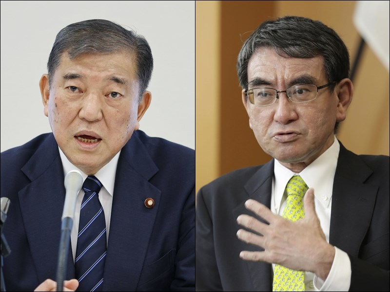 傳日本前自民黨幹事長石破茂(左)正考慮不參選黨主席,改為支持行政改革大臣河野太郎。(共同社)