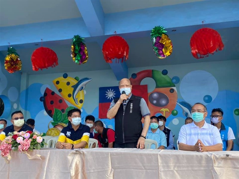 雲林縣麥寮鄉長蔡長昆(中)6日證實,為配合中央振興五倍券,全鄉普發新台幣3000元「振興金」。(圖取自蔡長昆臉書 facebook.com)