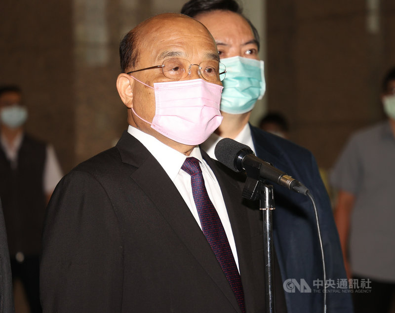 行政院長蘇貞昌(前)6日表示,發行五倍券大受歡迎,各界期待;原本要排除疫情期間未受衝擊的業者,但如果業者能提出創造多贏,且對小商家、農漁生產者有益的方法,政府可以考量。中央社記者謝佳璋攝 110年9月6日