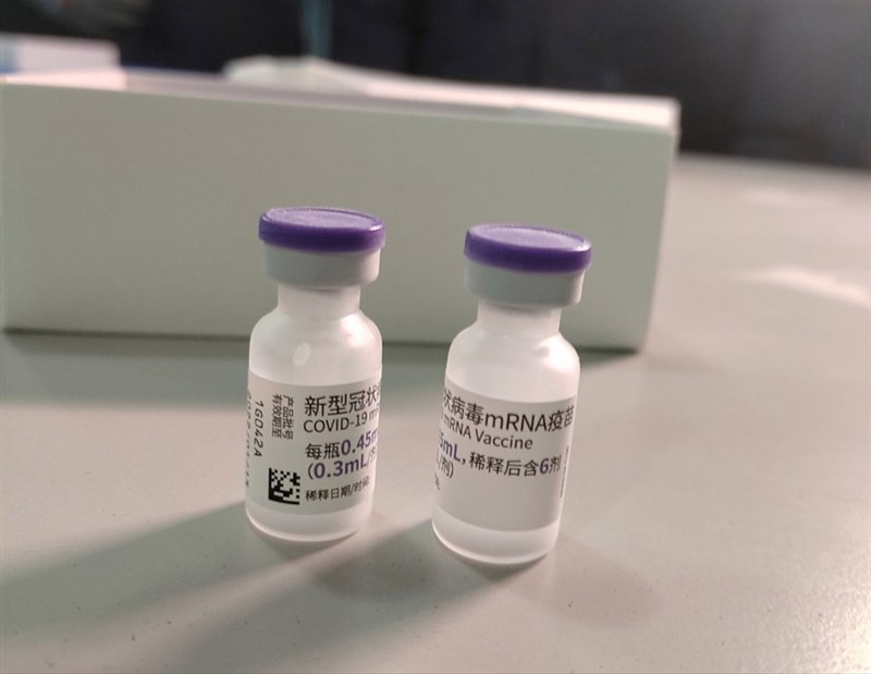 教育部表示,BNT疫苗校園集中接種不開放家長陪同,如家長不放心,可選擇自行帶孩子去醫療院所接種。(衛福部食藥署提供)