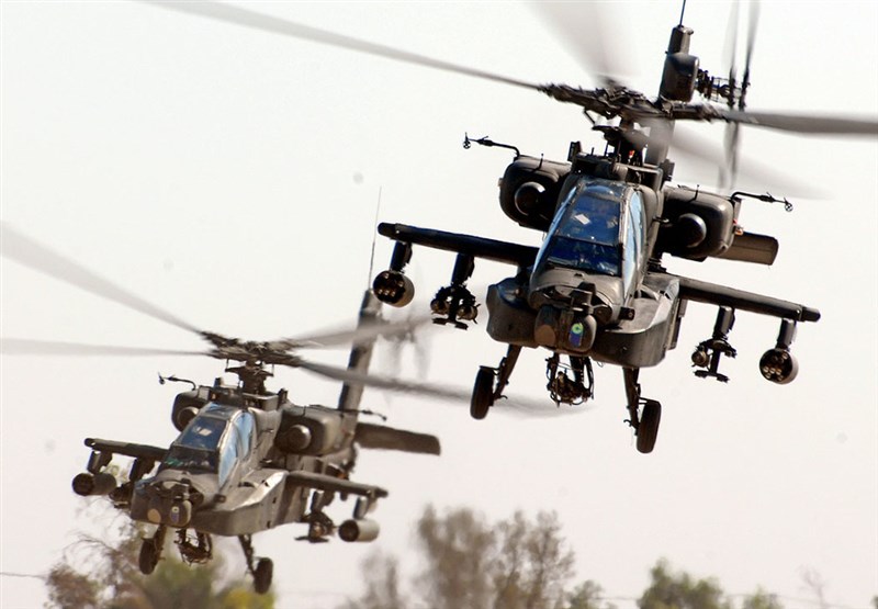 2007年11月美國兩架AH-64D阿帕契直升機完成在伊拉克首都巴格達上空的偵察任務後,準備返回營地。(圖取自Flickr;作者The U.S. Army,CC BY 2.0)