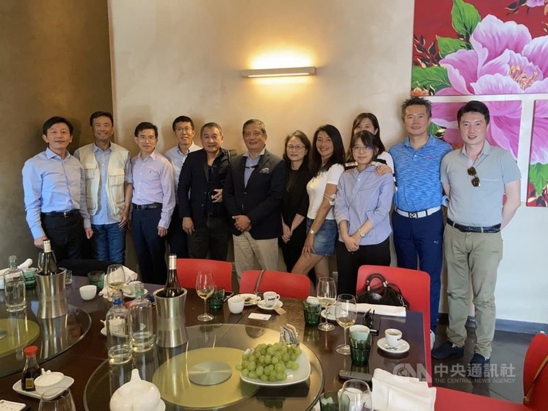 駐義代表李新穎(左6)與多位米蘭台商舉行座談餐會,探討義大利疫情緩解後,台義雙邊未來的經貿發展。(駐義代表處提供)中央社記者黃雅詩羅馬傳真 110年9月7日