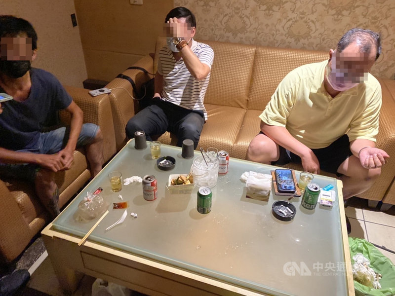 COVID-19(2019冠狀病毒疾病)疫情仍維持2級警戒,台南市中西區某卡拉OK卻暗中營業,警方獲報前往查緝,全案依法函送衛生局裁罰。(台南市警局提供)中央社記者張榮祥台南傳真 110年9月7日