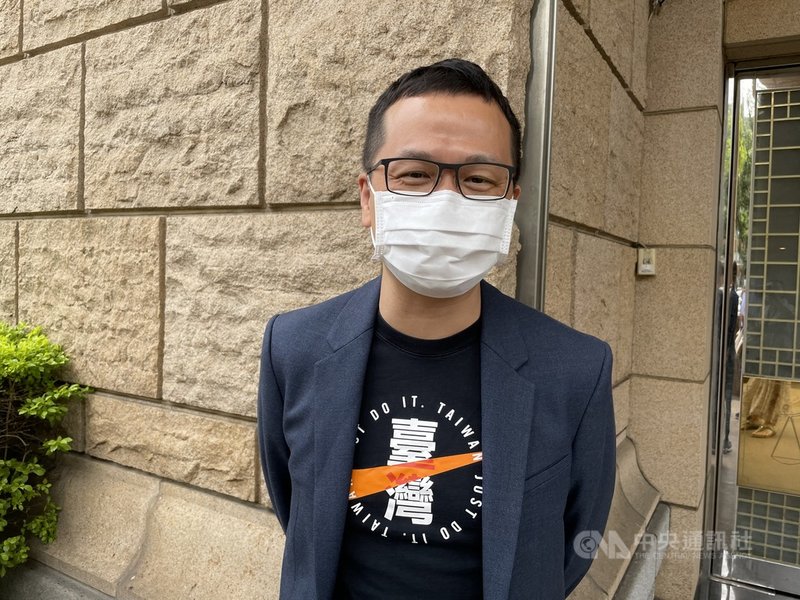 台北巿議員羅智強臉書貼文批評駐日代表謝長廷逼死外交官蘇啟誠,謝長廷提告求償100萬元,一審敗訴後提上訴,二審日前開庭,羅智強出庭並聲請傳喚外交部長吳釗燮作證。圖為羅智強庭後受訪。中央社記者劉世怡攝 110年9月7日