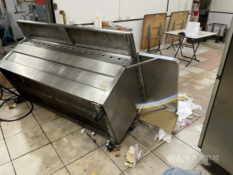 台中市北區一家知名滷肉飯店7日凌晨遭人鬧事砸店,整排滷肉攤被翻倒在地,警方獲報到場時,發現滋事份子已逃逸。(民眾提供)中央社記者郝雪卿傳真 110年9月7日