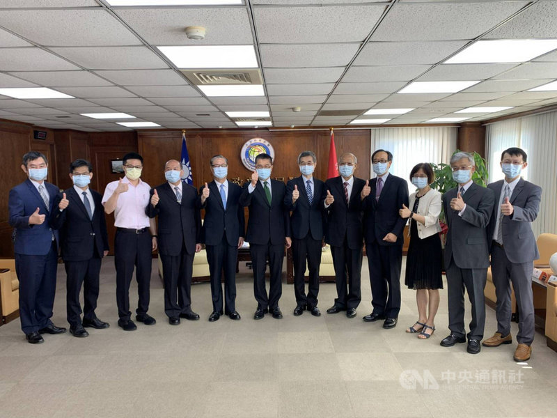 中秋節將至,移民署全力防堵非洲豬瘟,內政部長徐國勇(左6)7日上午特別到移民署慰勉同仁的辛勞及努力,感謝他們守護台灣豬及產業安全。(移民署提供)中央社記者黃麗芸傳真 110年9月7日