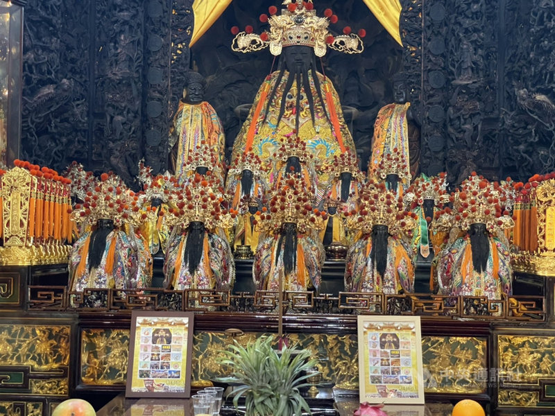 屏東東港東隆宮迎王平安祭典將於10月舉行,屏東郵局與東隆宮合作推出「辛丑正科東港迎王個人化郵票」,7日舉行郵票過爐祈福祭典。(屏東郵局提供)中央社記者郭芷瑄傳真 110年9月7日