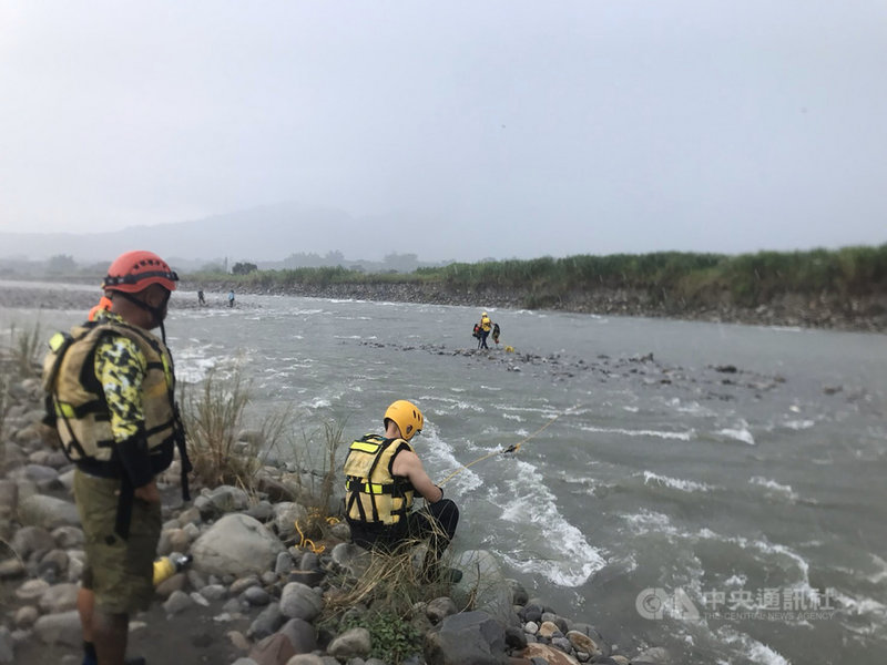 台中大甲溪上游因7日降雨導致溪水暴漲,下午有2名男性受困沙洲,消防人員抵達時因水流湍急無法從岸邊靠近,後由空勤總隊出動直升機,經吊掛後協助脫困。(台中消防局提供)中央社記者蘇木春傳真 110年9月7日