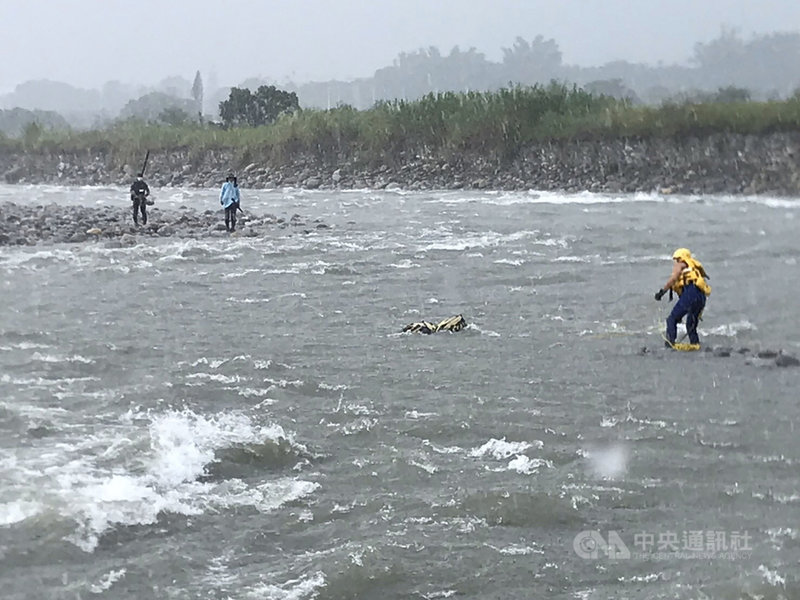 台中市大甲溪7日下午因上游降雨溪水暴漲,有2名男子受困石岡區土牛運動公園附近沙洲,消防局獲報馳援,後經空勤總隊出動直升機協助吊掛,2人順利脫困,未受傷。(台中消防局提供)中央社記者蘇木春傳真 110年9月7日