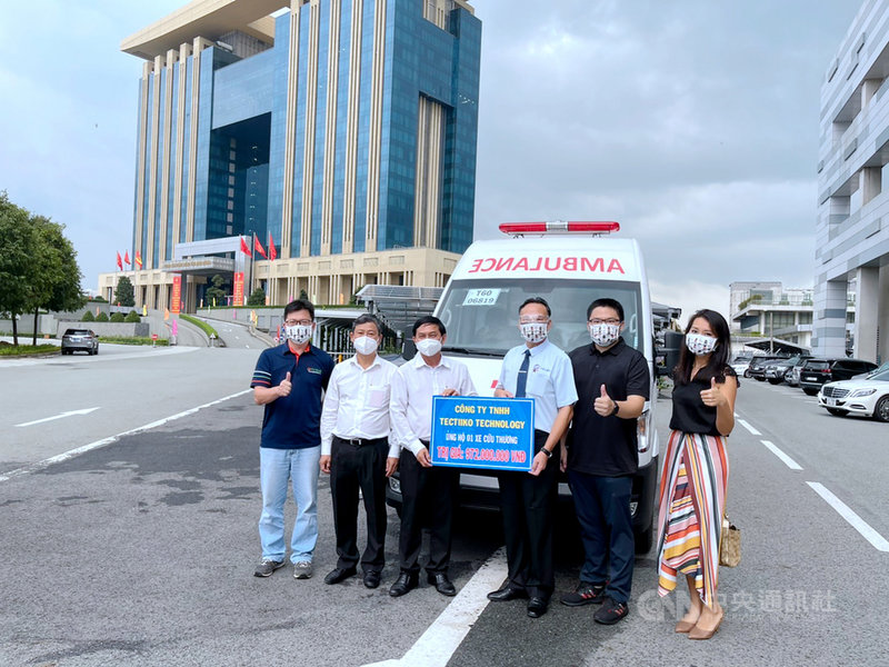 平陽台商會長張慶煌(右3)捐贈一輛救護車給平陽省政府。(平陽台商會長張慶煌提供)中央社記者陳家倫河內傳真 110年9月7日